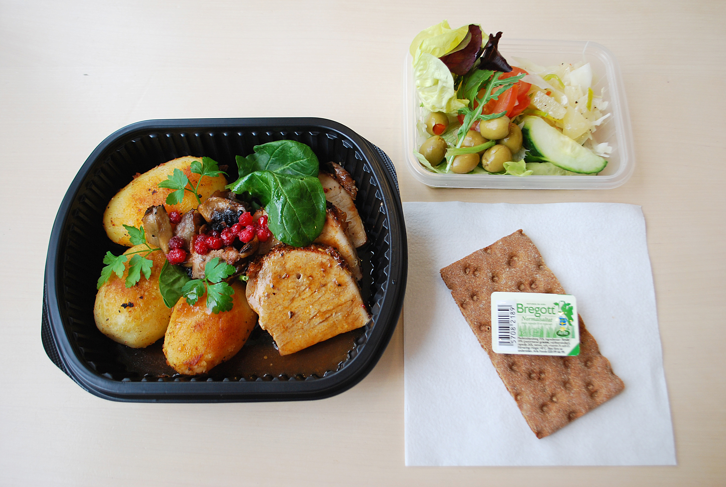En lunchmåltid med potatis och fläskytterfilé i en lunchlåda