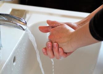 Händer som tvättar 