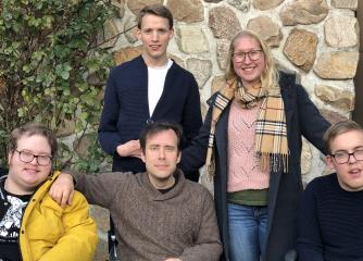 Ambassadörsföreläsningar. Tre personer som sitter och två som står framför en stenvägg utomhus.