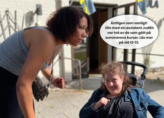 Framsida Furuboda.Nu nr 3 2022 - en ung kvinna står lutad fram till en ung kvinna som sitter i en rullstol