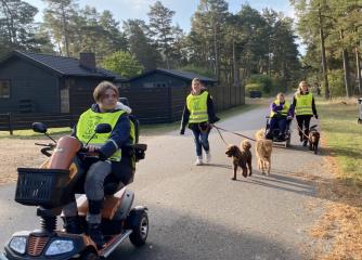 Deltagare på hundkursen på hundpromenad