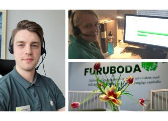 Två av våra medarbetare syns på bild bärandes headsets, intill finns en bild på blommor med Furubodas logotyp och vision, "Självständiga och ansvarstagande människor med full delaktighet i ett öppet och tillgängligt samhälle”, i bakgrunden.